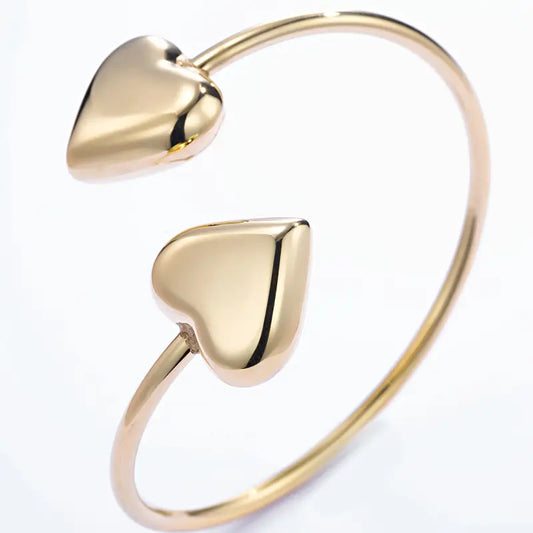 Guldfärgat armband med hjärtan